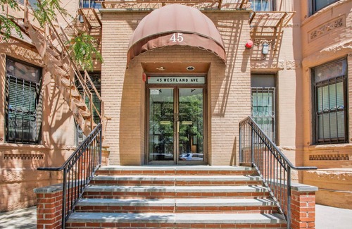 Fenway–Kenmore Apartment | Symphony 1BR next door to laundromat