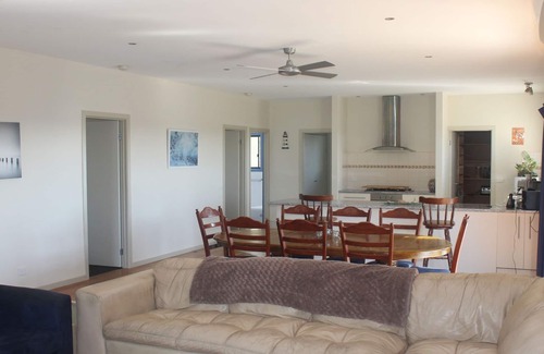 Golden Beach House | Symuya holiday house