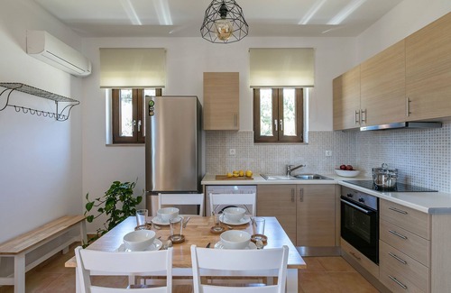 Vari House | Syra Suites