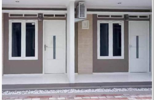 Cikampek Hotel | Syukur Guesthouse Syariah near Exit Toll Cikopo RedPartner