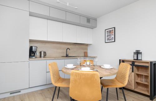 West Pomeranian Voivodeship Apartment | Szczeciński Apartament Kwiatkowskiego w Spokojnej Okolicy by Noclegi Renters