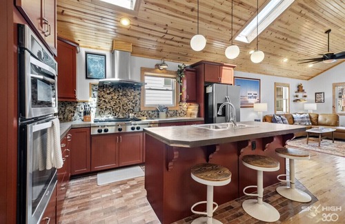 Downtown House | TᕼE ᗰᗩIᑎ ᒪOᗪGE- Modern comfort by TRAILS & MUSEUM located on quiet street