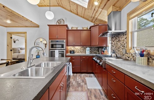 Downtown House | TᕼE ᗰᗩIᑎ ᒪOᗪGE- Modern comfort by TRAILS & MUSEUM located on quiet street