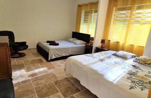 Sainte-Colombe-en-Bruilhois Apartment | T-2 ouest 47m2 la maison au bord du Canal du Midi