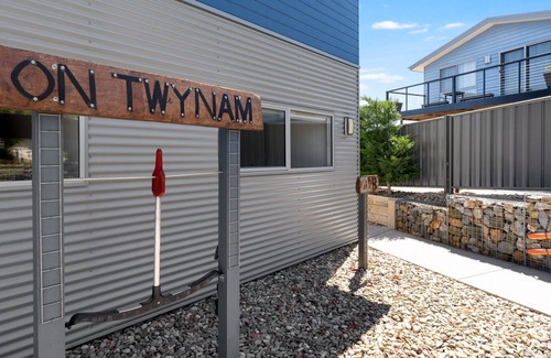Jindabyne Apartment | T-Bar on Twynam - Modern 2BR Apartment l WiFi l Netflix l BBQ l Smart TV l Air-Con
