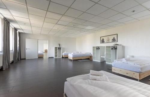 Norf Apartment | T&K Apartments 6 and 10 Room Apartment in Neuss for big Groups 22min to Fair DUS