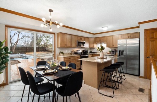 St. Peters House | T's Luxury Pool, Home Theater & Arcade House Prime Location - St. Louis Airport