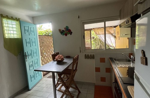 Le Diamant Cabin | T1 avec Terrasse et piscine dans un écrin de verdure à 100 m de la plage.