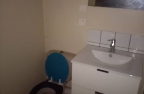 Baume-les-Dames Apartment | T1 Dans le Vieux Centre. Avec Salle de Bain Séparée et Baignoire. Spacieux Calme