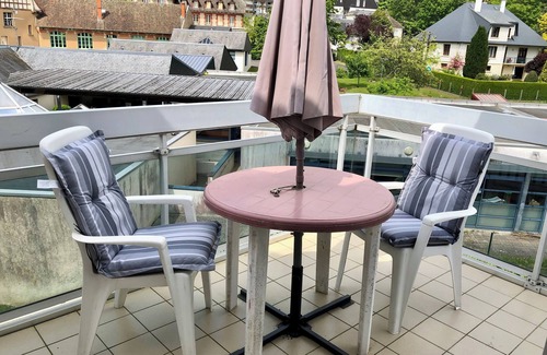 Bagnoles-de-l'Orne Apartment | T1 33m very bright, elevator, balcony, private parking, close to shops