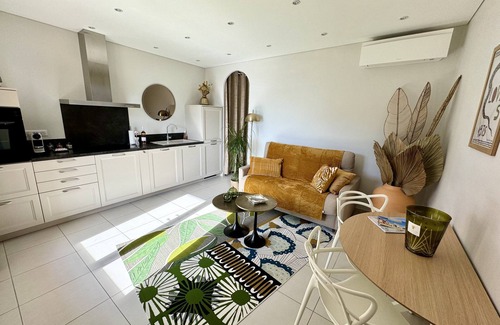 Sanary-sur-Mer Apartment | T2 air-conditioned 35m² sea view with terrace and private parking/beach and port on foot