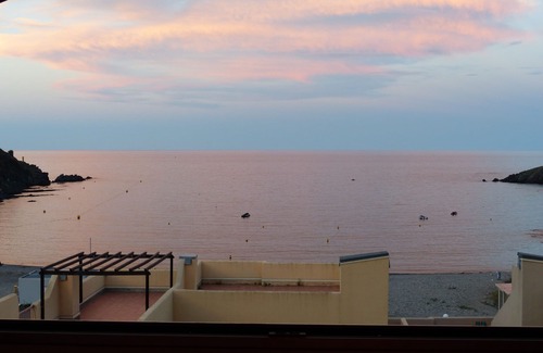 Cerbere Apartment | T2 feet in the water