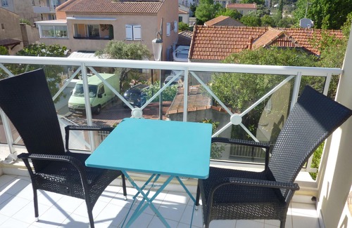 Sanary-sur-Mer Apartment | T2, luxury, 52m2, HYPERCENTRE SANARY, parking, air conditioning, wifi, quiet, unobstructed view.
