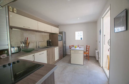 Lauris House | T2 (part of villa) detached, cosy, quiet with terrace/garden, parking