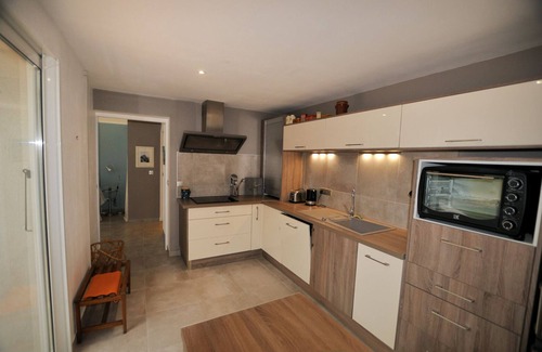 Lauris House | T2 (part of villa) detached, cosy, quiet with terrace/garden, parking