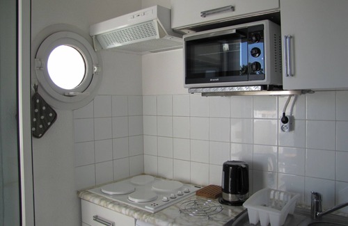 Les Arenes Apartment | T2 rated 3 *,air-conditioned, 500 m from the beach, sleeps 4, parking, terrace.