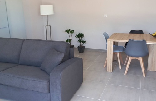 La Roquette-sur-Siagne Condo | T3 apartement adjoining a luxury villa, 6 people, 70m2