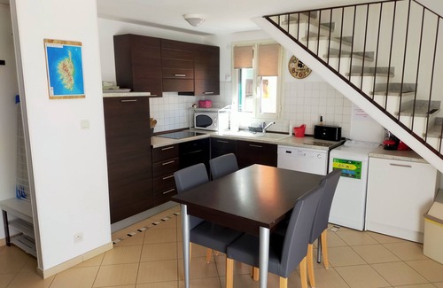 Lozari Apartment | T3 duplex 10 minutes from the beach. Clim/pool. Shops nearby.