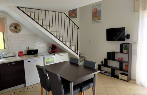 Lozari Apartment | T3 duplex 10 minutes from the beach. Clim/pool. Shops nearby.
