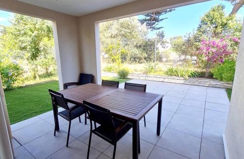 Six-Fours-les-Plages Apartment | T3 en rez-de-jardin avec Wi-Fi et Parking - Plages et commerces à 900m - Terrasse et Jardin privatif - FR-1-316-271