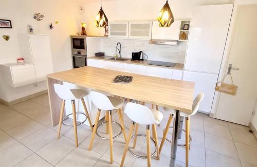 Six-Fours-les-Plages Apartment | T3 en rez-de-jardin avec Wi-Fi et Parking - Plages et commerces à 900m - Terrasse et Jardin privatif - FR-1-316-271