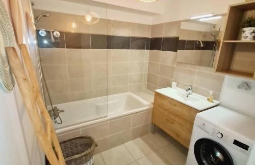 Six-Fours-les-Plages Apartment | T3 en rez-de-jardin avec Wi-Fi et Parking - Plages et commerces à 900m - Terrasse et Jardin privatif - FR-1-316-271