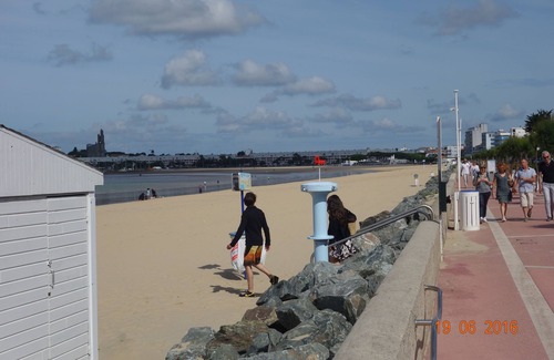 Royan Apartment | T3 - Quartier Le Parc 200 m from the beach, parking, elevator, terrace, shops