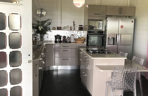 Trois-Ilets Apartment | T4 design in lush greenery, sea view and swimming pool, 10 minutes from the beaches.