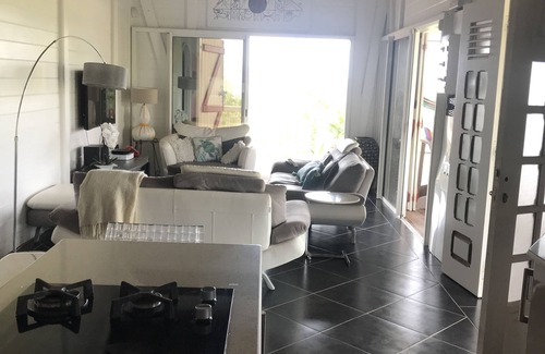 Trois-Ilets Apartment | T4 design in lush greenery, sea view and swimming pool, 10 minutes from the beaches.