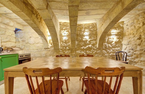 Rabat House | Ta Karmenu - An 800 year old modernized studio, walking distance to Mdina