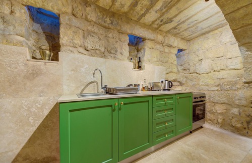 Rabat House | Ta Karmenu - An 800 year old modernized studio, walking distance to Mdina