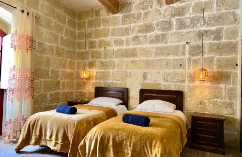 Santa Lucija Villa | Ta Lucija - Luxurious 6 Bedroom/En suite Villa - Pool/AC