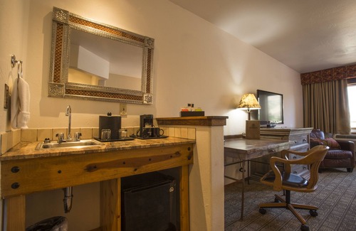 Golden Hotel | Table Mountain Inn