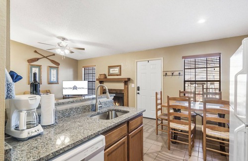 Kimberling City House | Table Rock Access-2 Bed Bungalow w Free Silver Dollar City Tickets-Ozarks Views-Pickleball-Cmty Pool