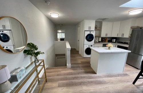 Hilltop Apartment | Tacoma 2 bedrooms 1 baths sleep 5 with compact kitchen