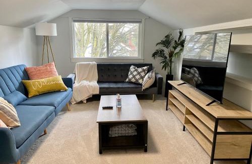 Hilltop Apartment | Tacoma 2 bedrooms 1 baths sleep 5 with compact kitchen