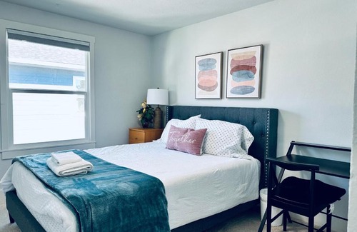 Hilltop Apartment | Tacoma 2 bedrooms 1 baths sleep 5 with compact kitchen