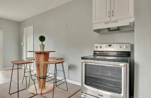 South Tacoma House | Tacoma-Cheaper than a hotel-sleeps up to 6!