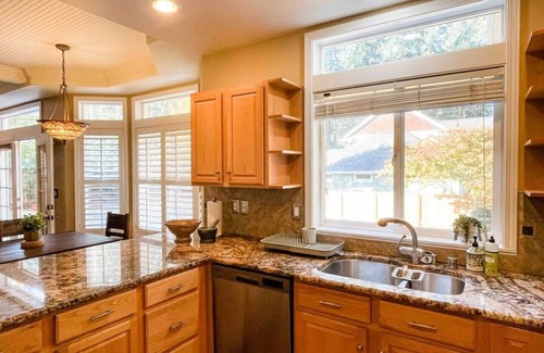 Lakewood Apartment | Tacoma Retreat- Hot Tub, Fireplace & AC!