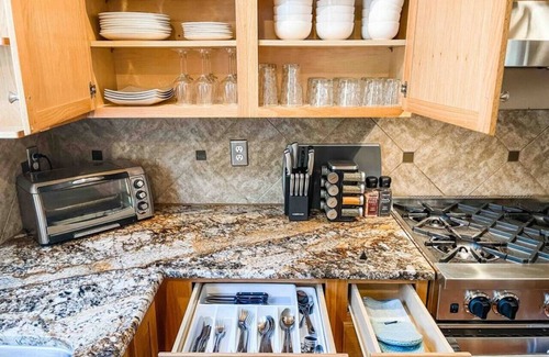 Lakewood Apartment | Tacoma Retreat- Hot Tub, Fireplace & AC!
