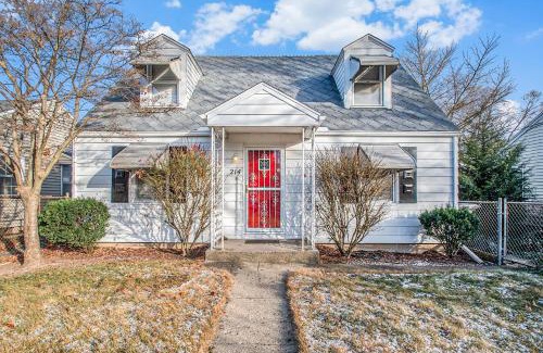 South Bend House | Tahanan - Cozy 4BD Near Downtown & UND - Gameroom