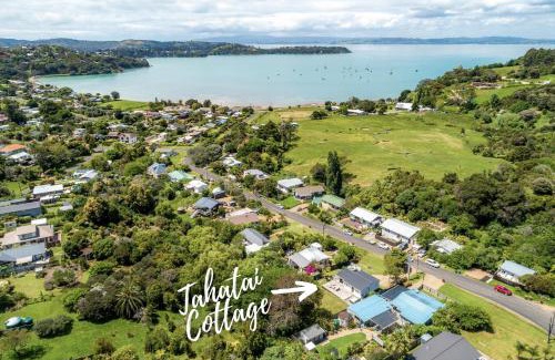 Oneroa House | Tahatai Cottage with Spa Pool - Oneroa Village
