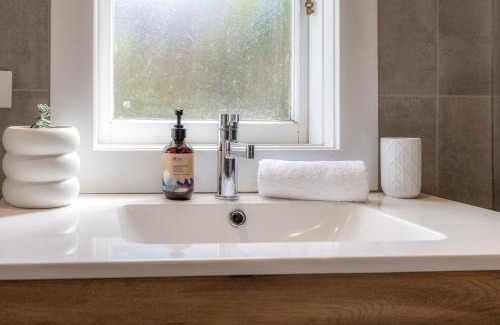 Oneroa House | Tahatai Cottage with Spa Pool - Oneroa Village