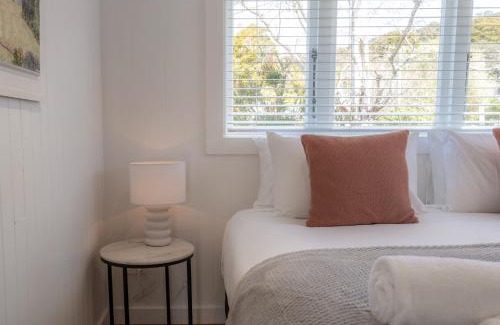 Oneroa House | Tahatai Cottage with Spa Pool - Oneroa Village