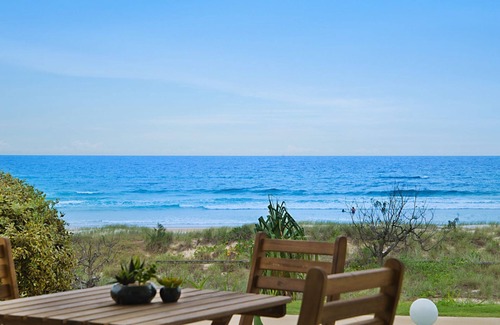 Bilinga Apartment | Tahnee Court Unit 3- Absolute beachfront apartment on Bilinga Beach with Wi-Fi Included.