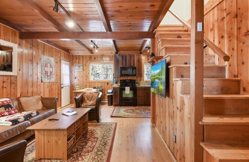 Tahoma Cabin | Tahoe Cabin 1 mile from lake. Great for family or couples!
