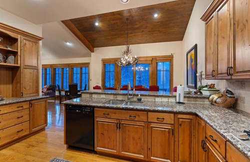 Highland Meadows House | Tahoe Drive Home - great value close to Vail, sleeps 11