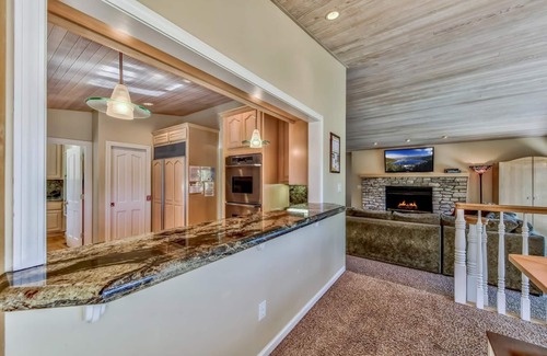Tahoe Keys House | Tahoe Keys Breeze - Ski Lease, On Water w/Boat Dock, Hot Tub