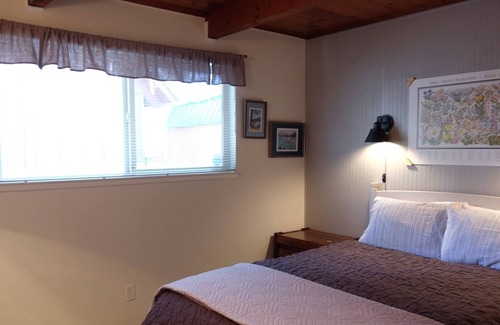 Al Tahoe Cabin | Tahoe Lake Cabin gem, 3 short blocks to the Lake