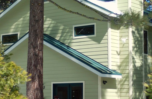 Tahoe Pines House | TAHOE PINES WEST SHORE CABIN 5 MIN WALK TO LAKE 3 BED/3 BATH, SLEEPS 8, DOGS/SKI